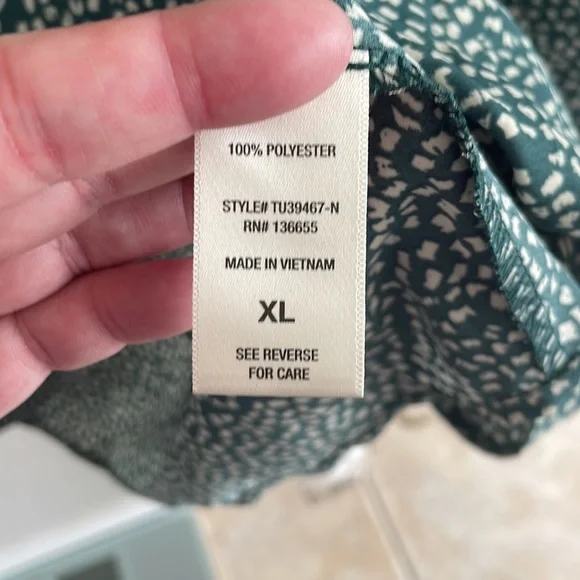 NWT dark green v-neck blouse with long sleeves. - Picture 7 of 8